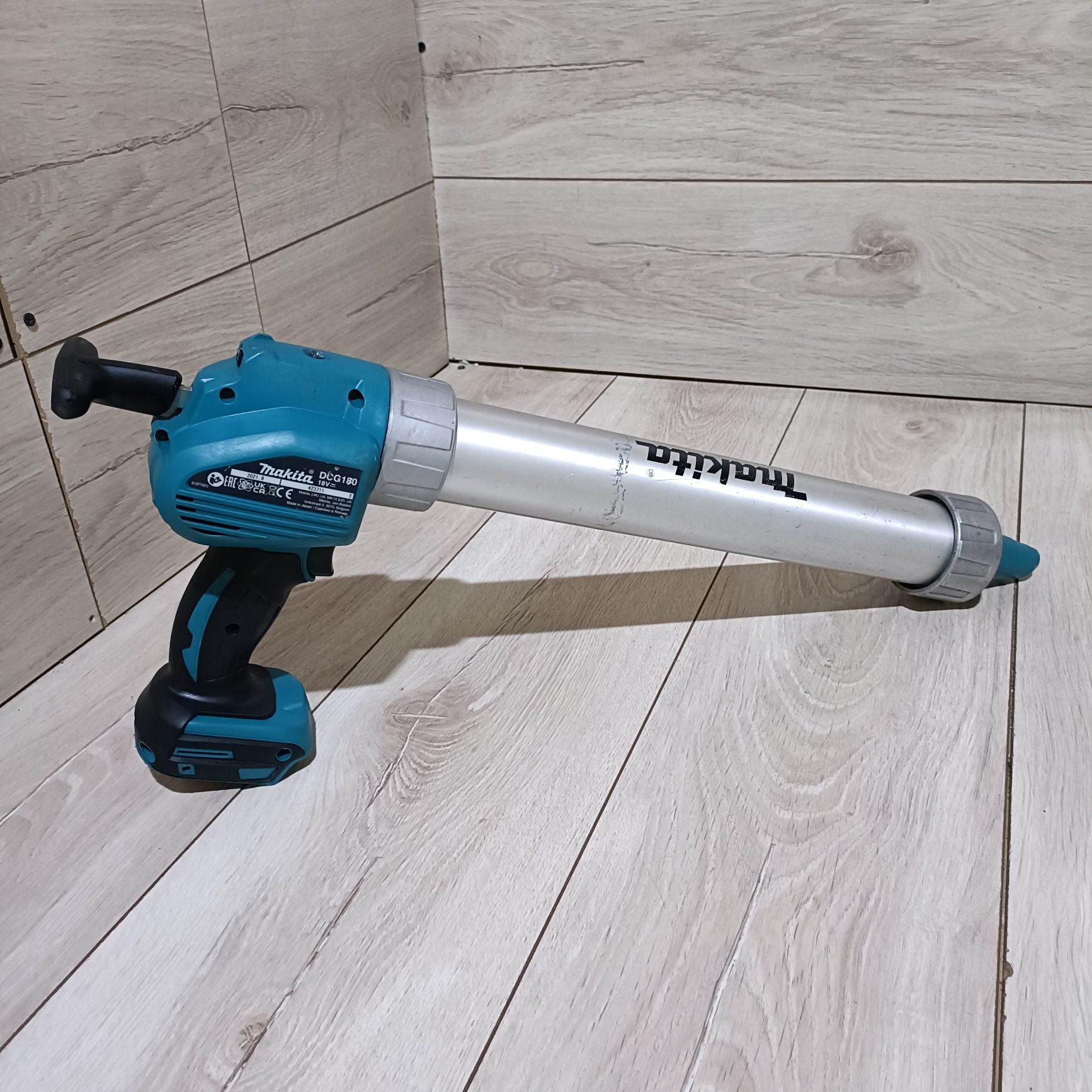 Masina Pistol tub de silicon Makita DCG180