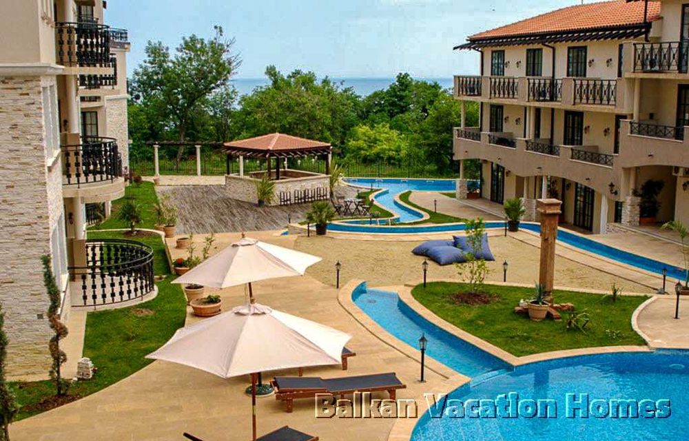 Тристаен апартамент в затворен комплекс до плажа в Обзор