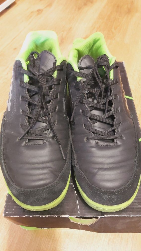 Маратонки за футбол umbro