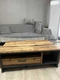 Дървена маса в сиво
