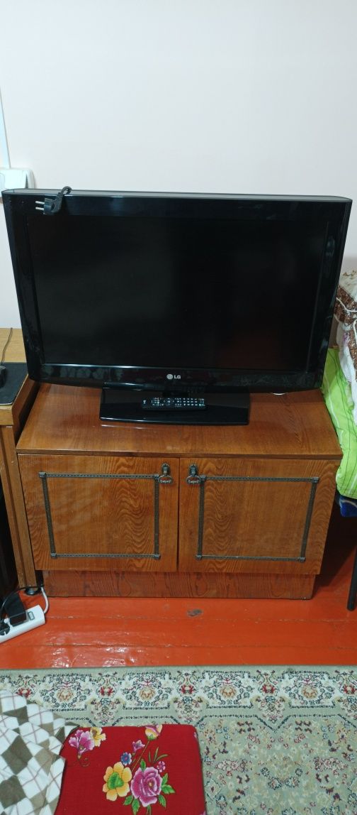 Продам деревянную полированную подставку телевизора!!!