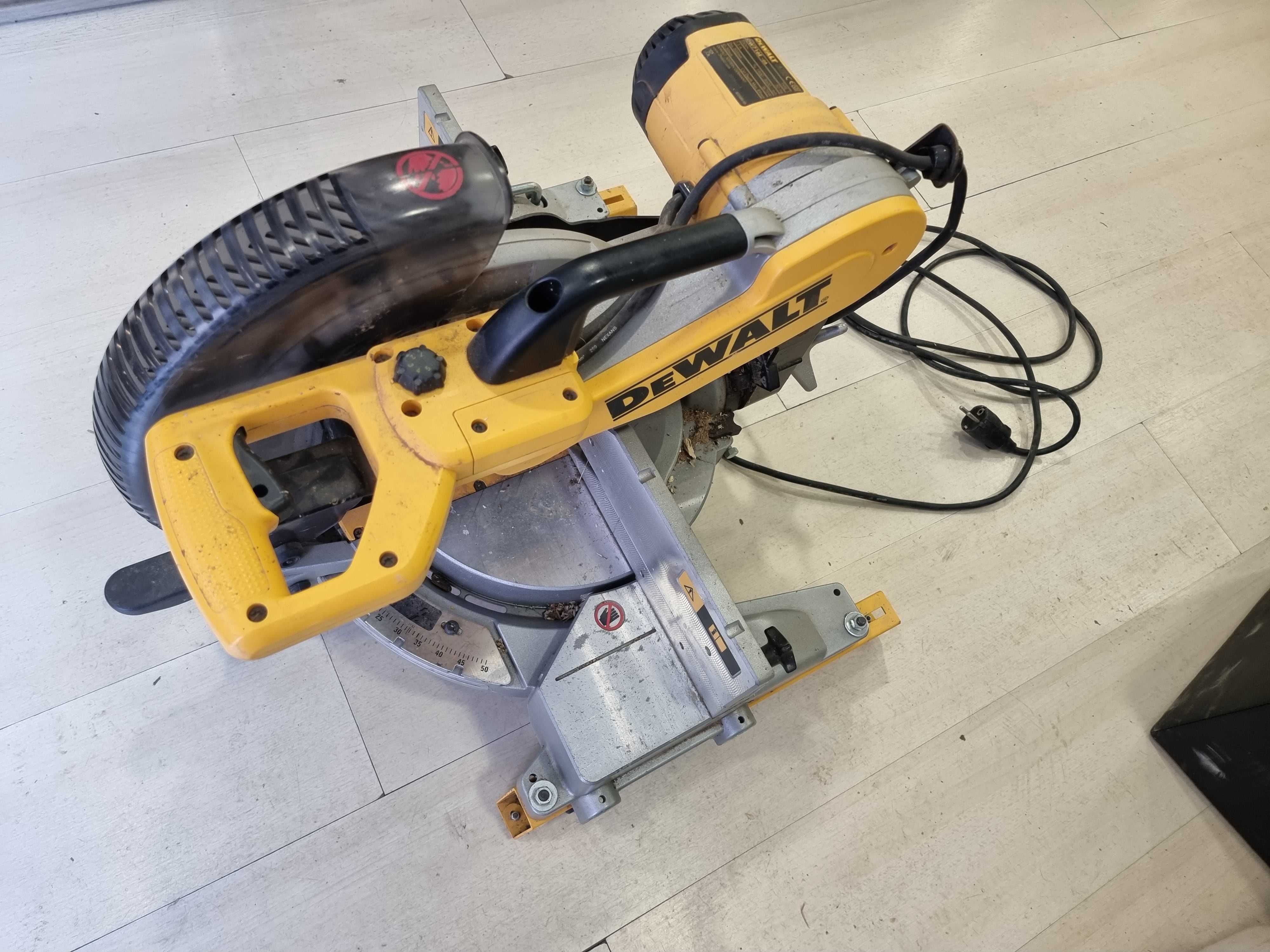 Потапящ циркуляр DEWALT DW716 / Герунг