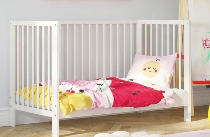 Vând pătuț alb GULLIVER IKEA, cu accesorii, în stare excelentă