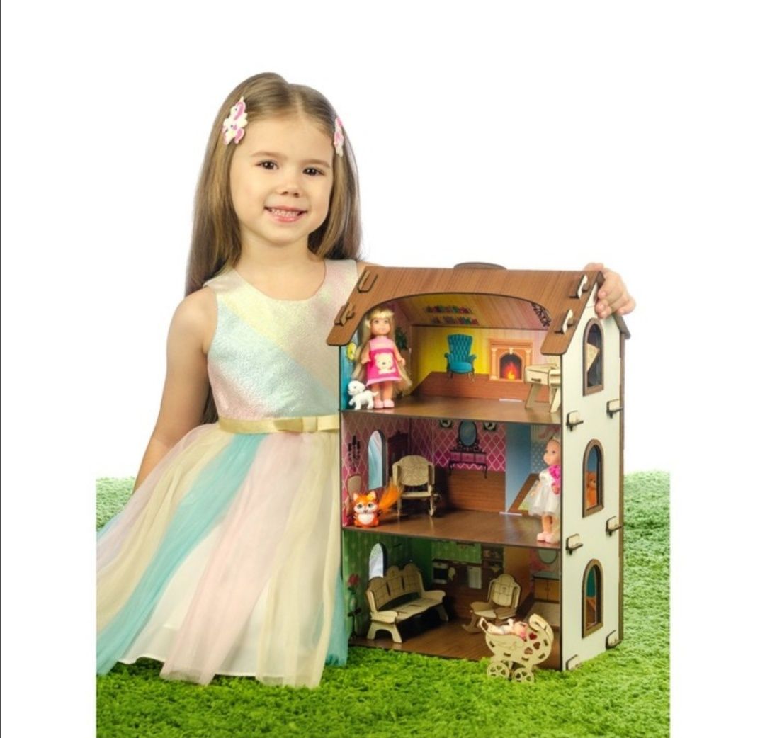 Домик для кукол с цветными обоями