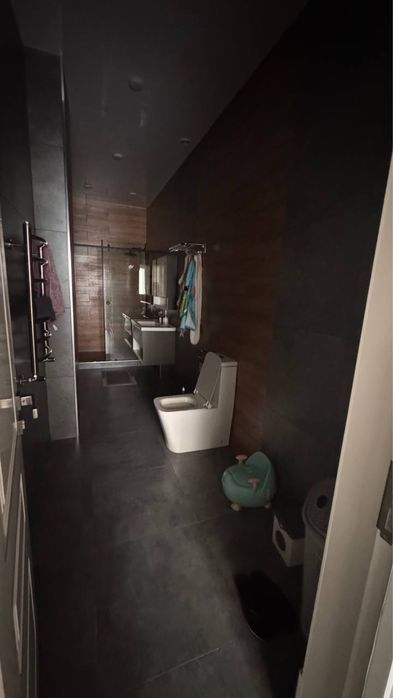 Просторный дом с дизайнерской отделкой