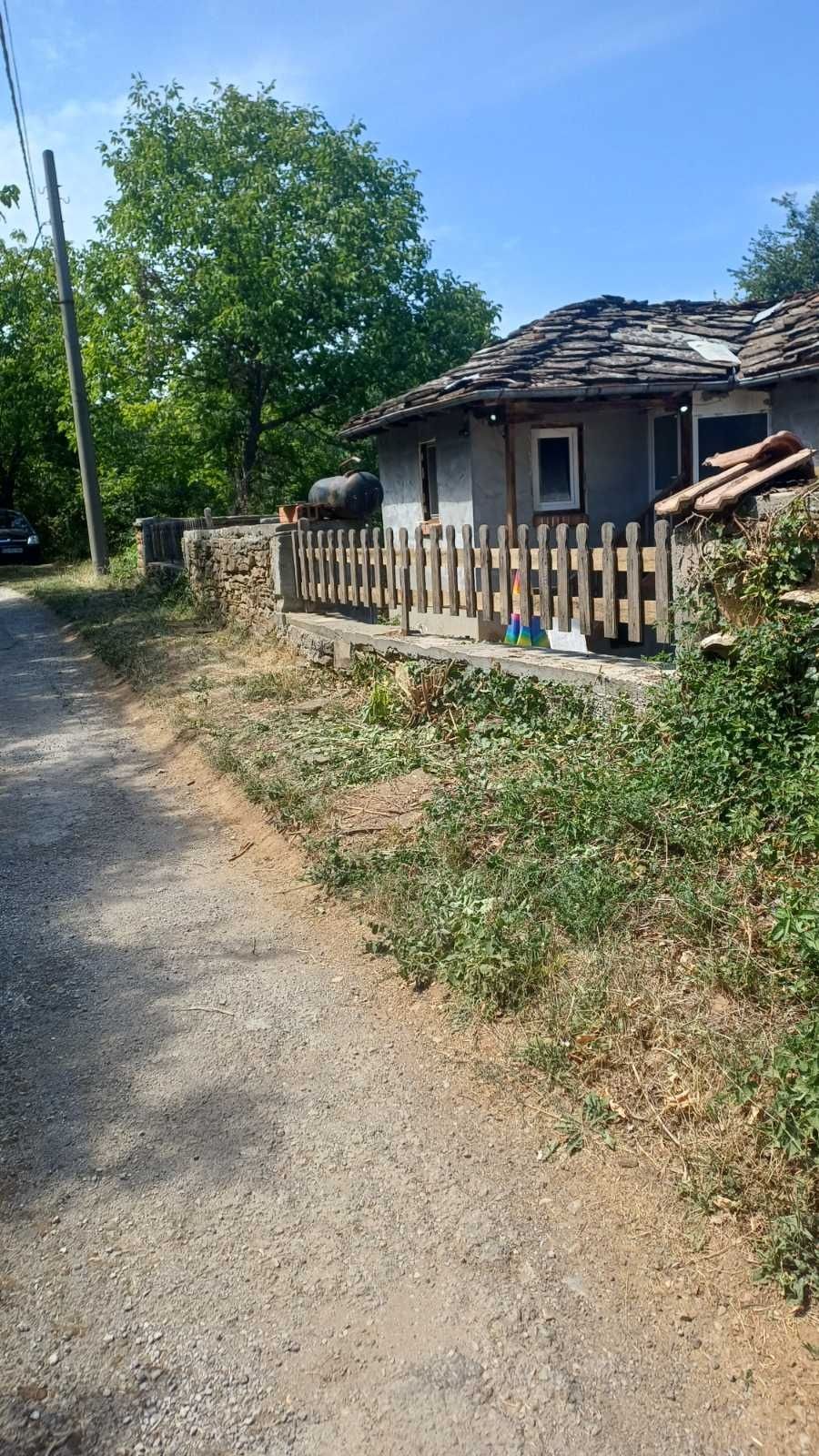 Продава се къща с дворно място