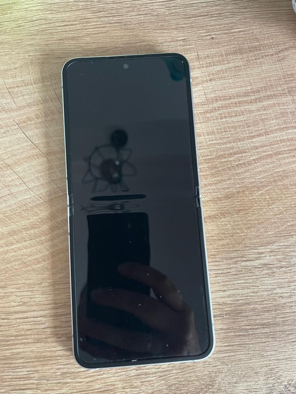 Samsung Galaxy Z Flip 7 FE 256 GB на 1 месец
