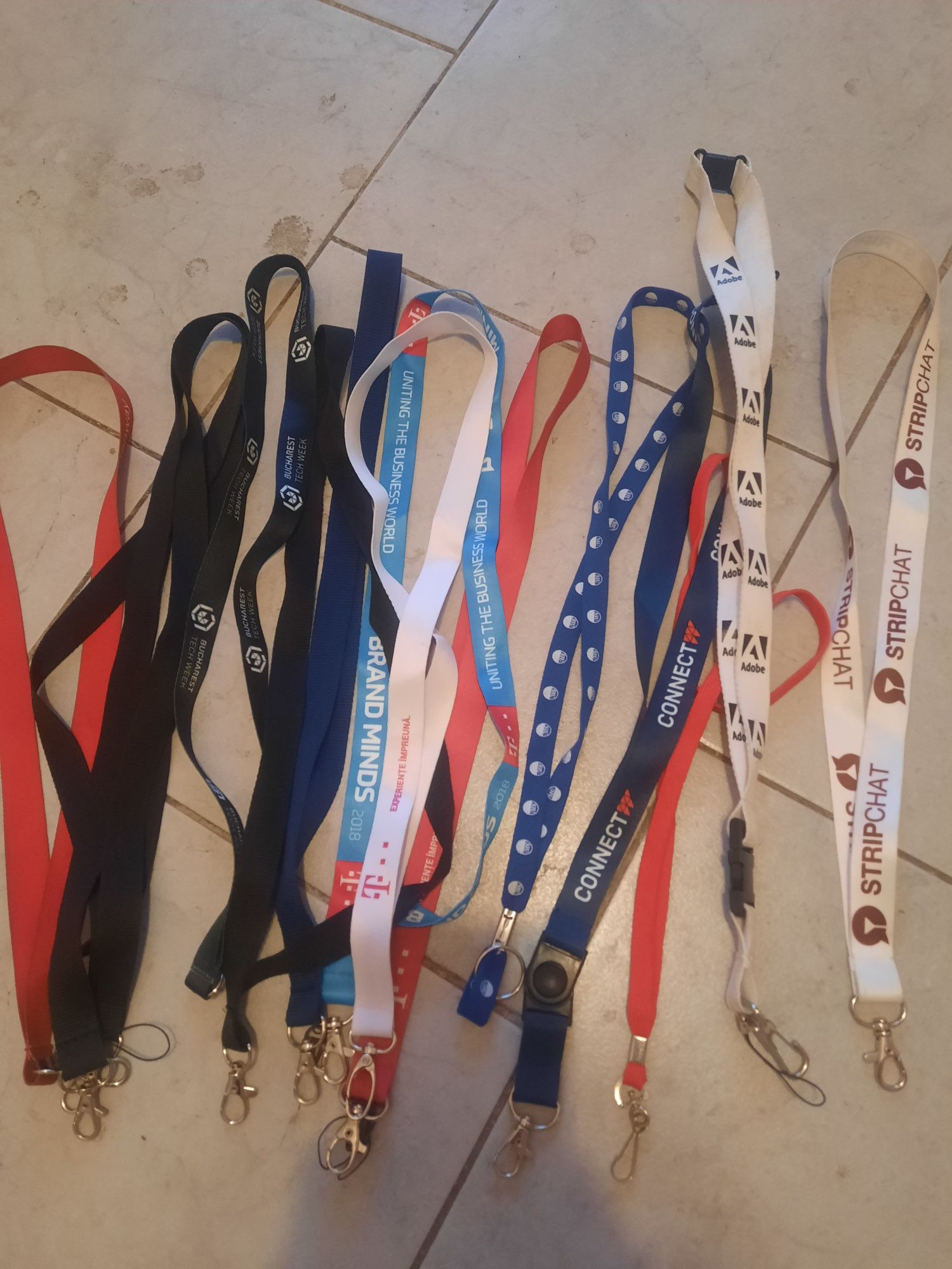 Sireturi cu carabine pentru ecusoane ,chei ,token -uri si accesorii