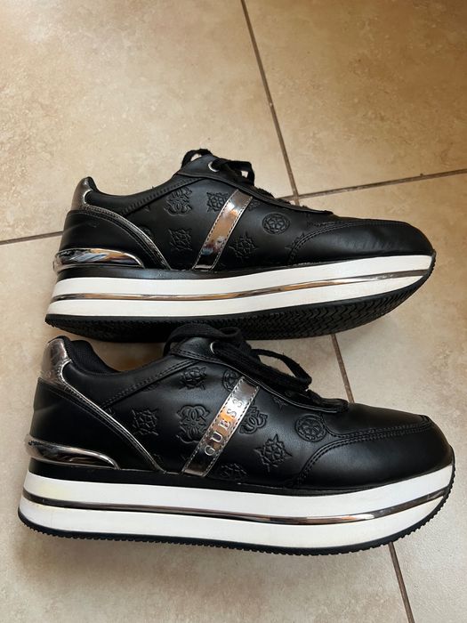 Vând adidași Guess pentru femei