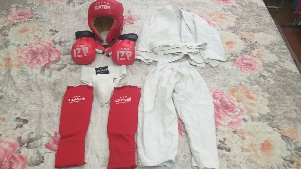 Комплект спортивные одежды.