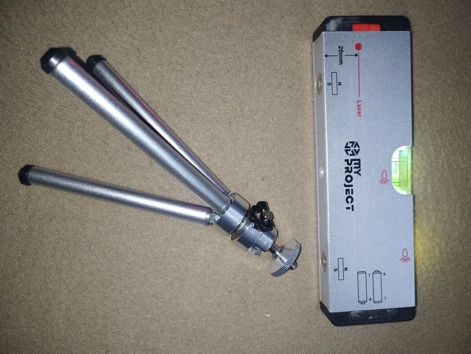 Nivela laser cu trepied