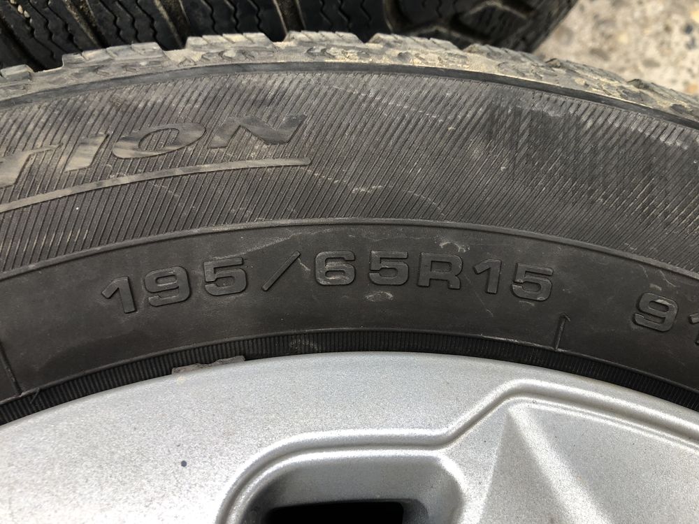 Jante 195/65R15 cu anvelope de iarna Debica,capace