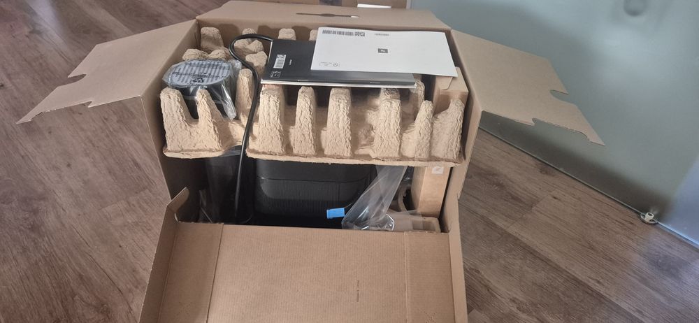 Expresor Nespresso Gran Lattissima – nou, sigilat, culoare neagră