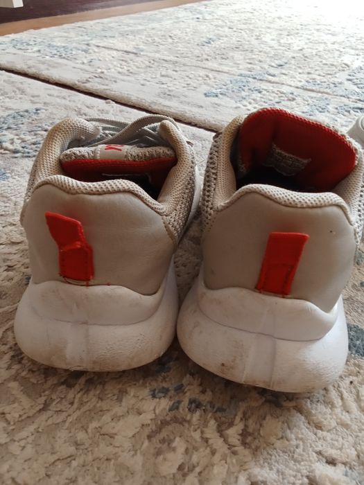 Продам  детскую кросовки на мальчика и девочку подойдёт в хорошем сост