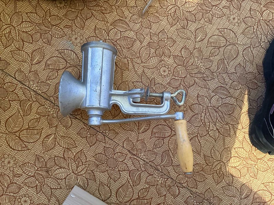 МЕСОМЕЛАЧКА ръчна --здрава РУСКА мелачка за месо или домати