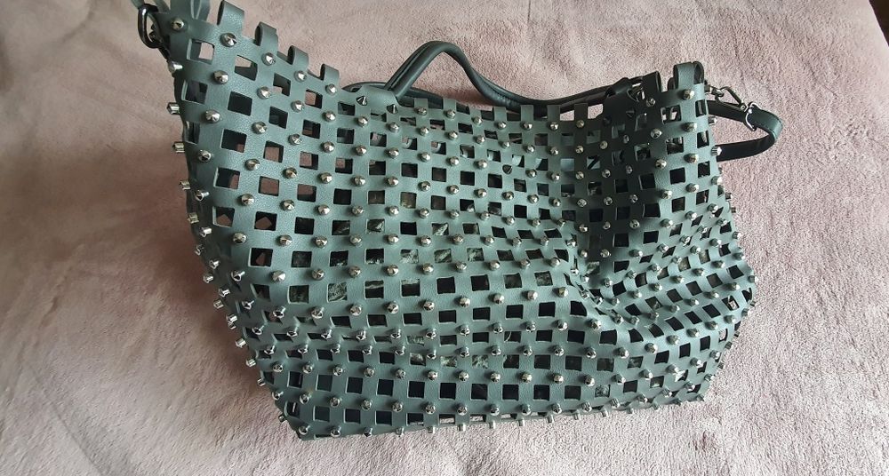 Графитена чанта от кожена мрежа с метални елементи и плюшен несесер