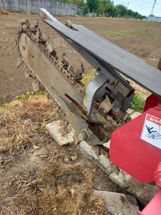 Ditch witch , trencher , sapator sant