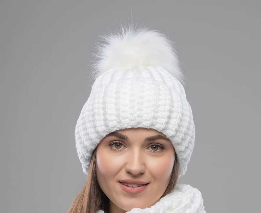 Тёплая зимняя женская шапочка
