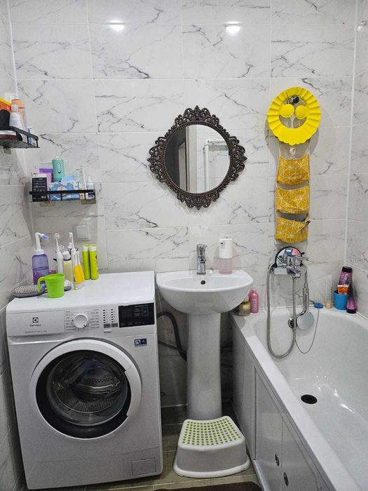 продам 3 к квартиру с хорошим ремонтом   1995 г в районе Пирамиды