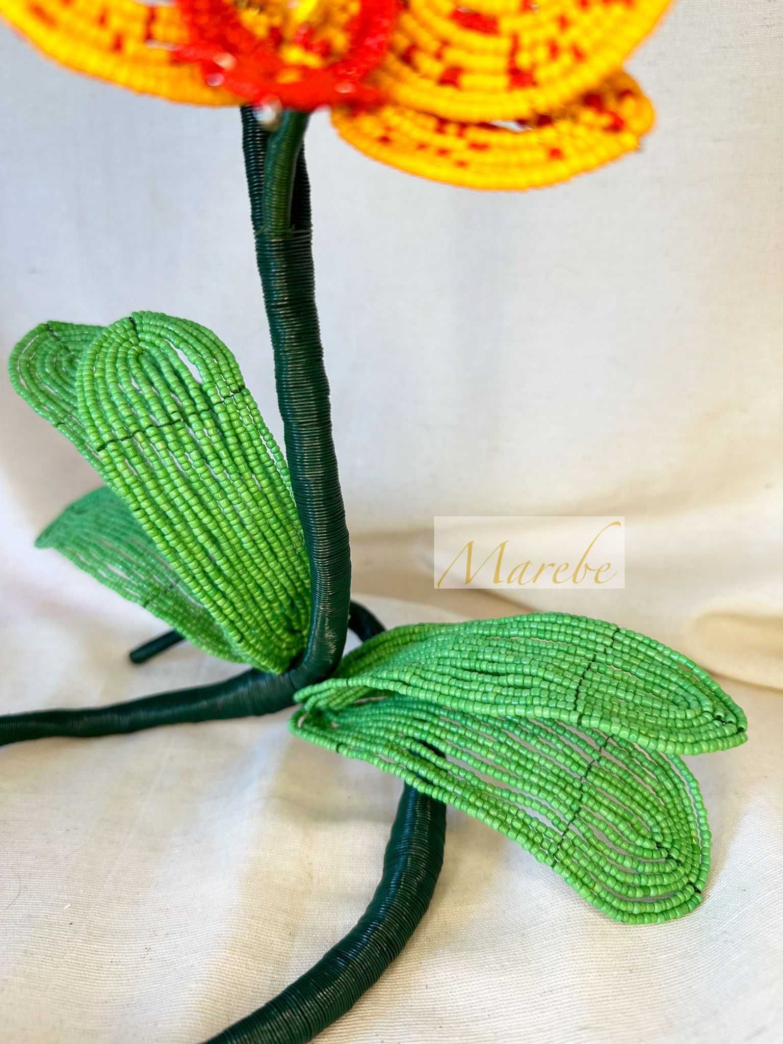 Orhidee decorativa realizată manual din mărgele