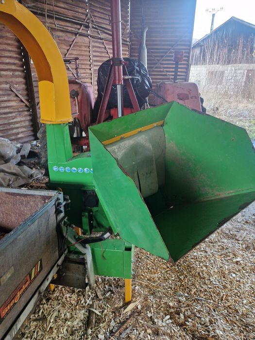 Tocator crengi pentru tractor