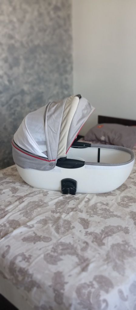 Vând cărucior cu tot cu scoica