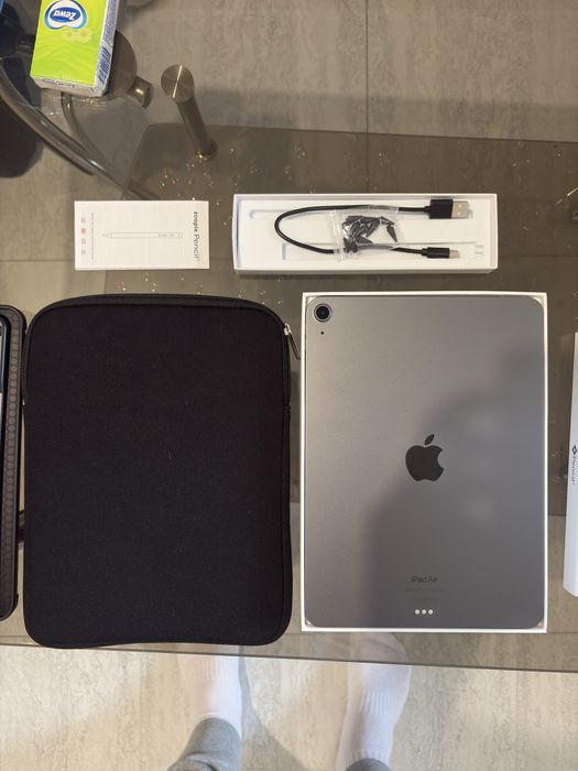 Ipad Air (generatia a 5-a) 64 GB, plus accesorii.
