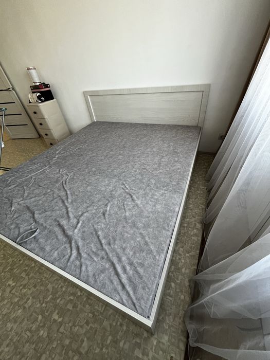 Шкаф,кровать.