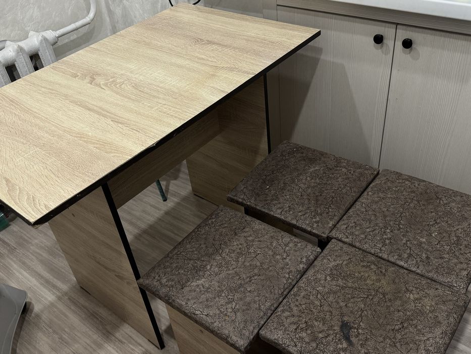 Продается стол со стульями