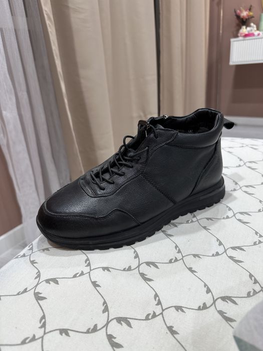 Продам новые мужские зимние ботинки