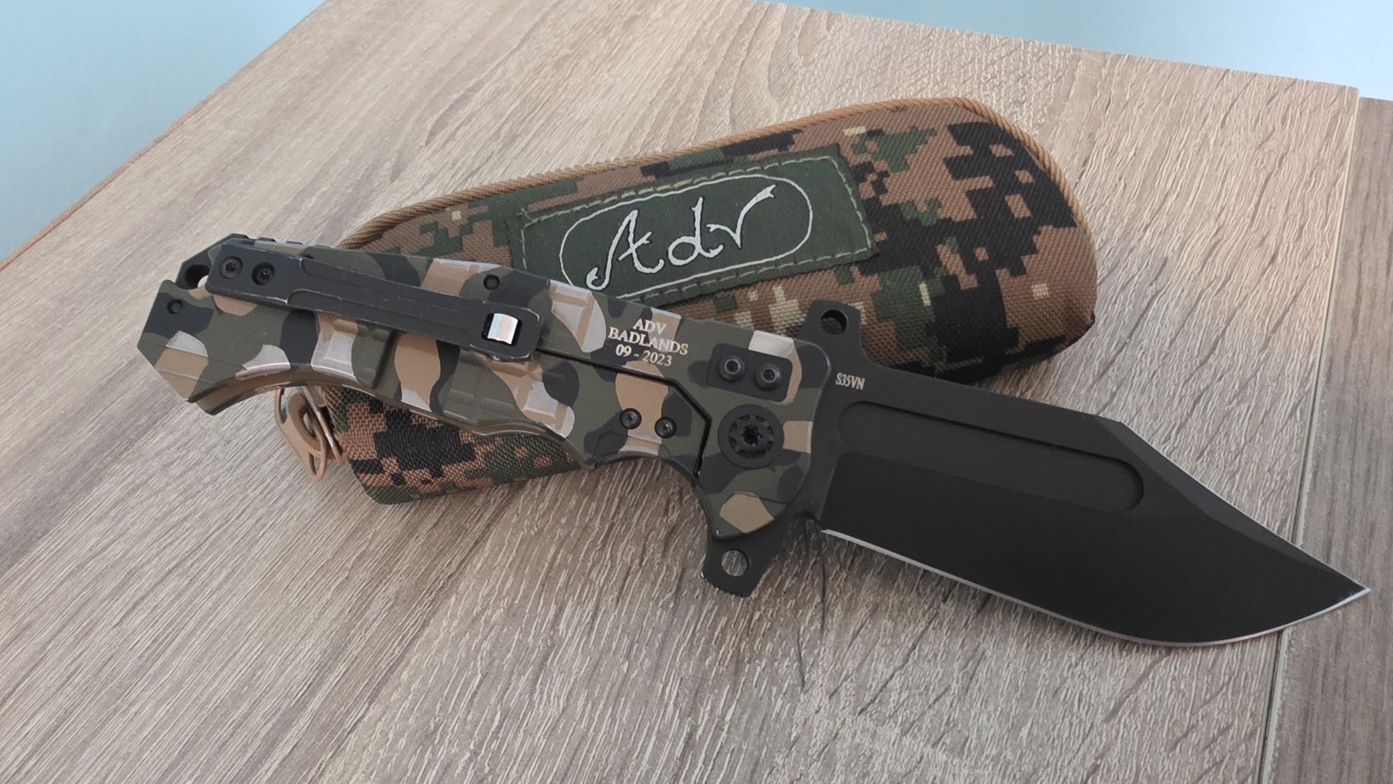 Сгъваем нож Andre de Villiers Badlands Camo