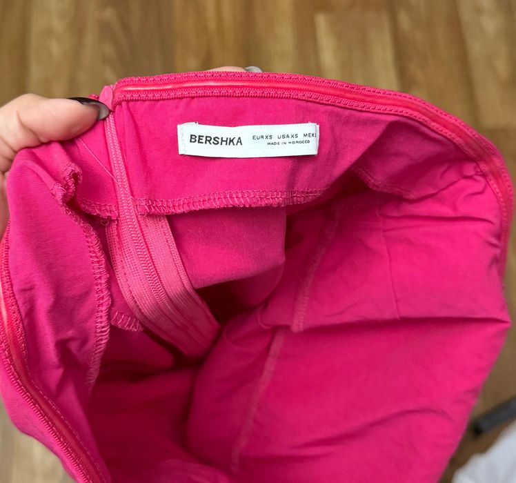 Платье - бандо Bershka в трендовом neon pink