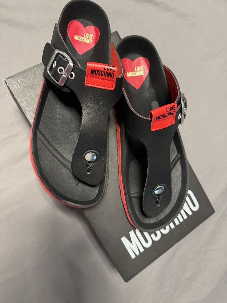 PApuci love moschino