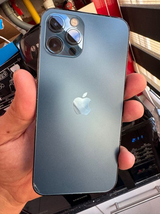 Iphone 12 PRO 256gb( fisurat 1cm colt stanga spate)