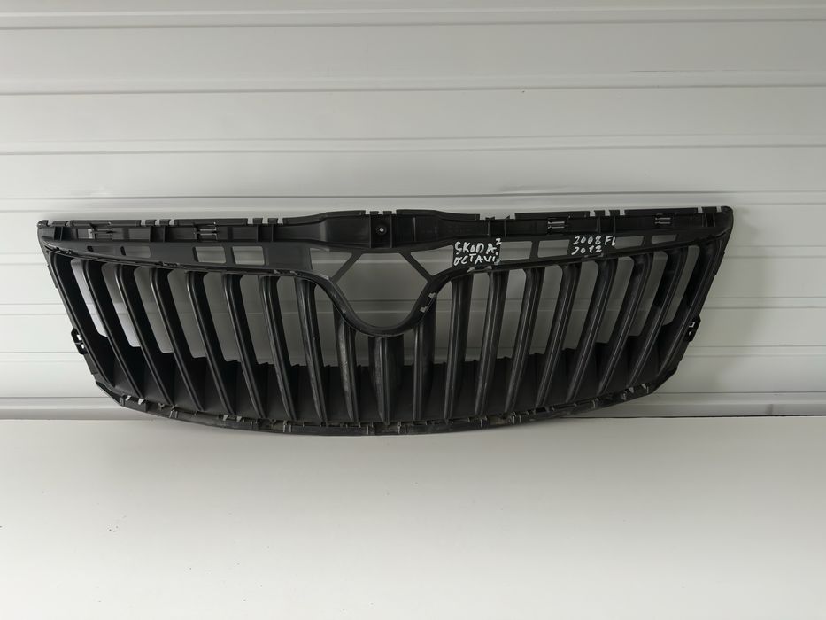 GRILĂ FAȚĂ RADIATOR (CENTRALĂ) – Skoda Octavia 2 Facelift (2009–2013)
