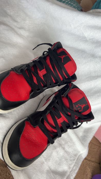 Jordan 1 roșu si negru