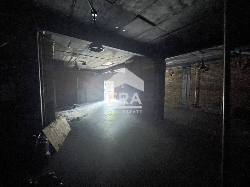 Партерно просторно помещение под наем, в тухлена сграда, Лятно кино Тр