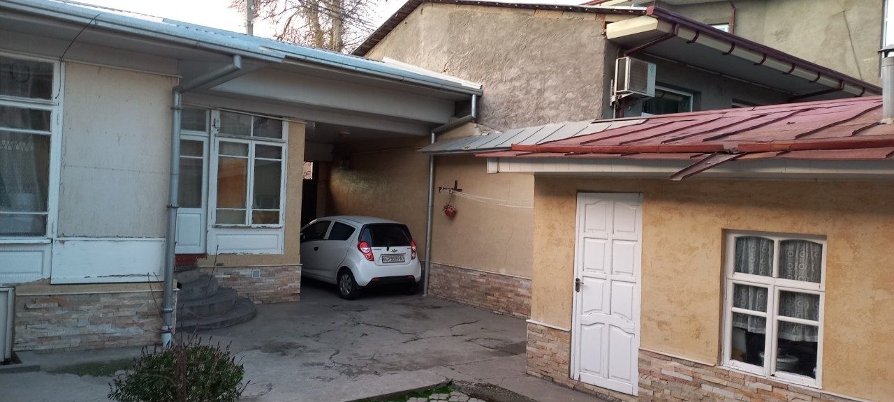 Продаётся  дом(земля) в центры. 3 соток.