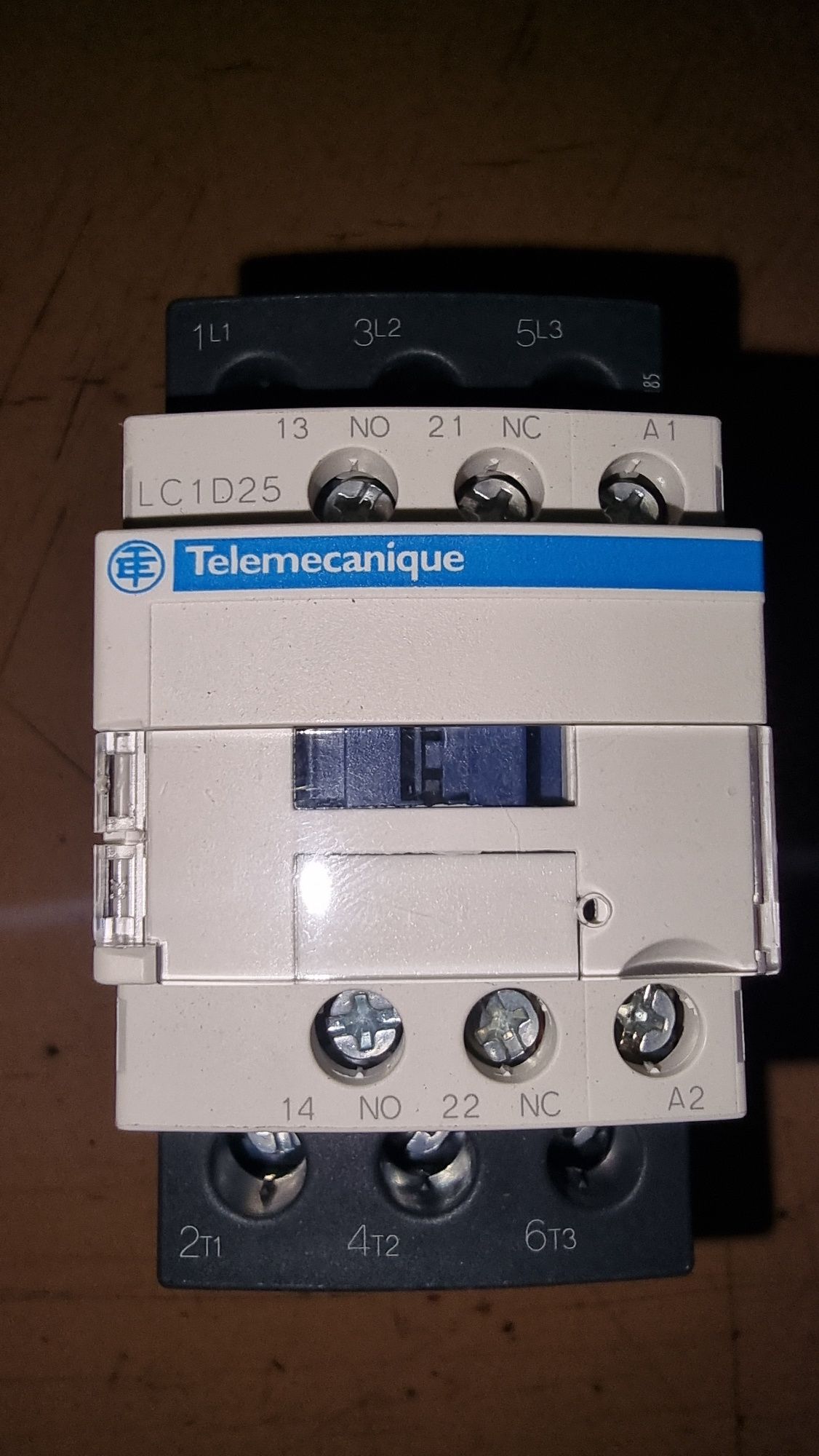 Контактор Schneider LC1D25/25A/3P.