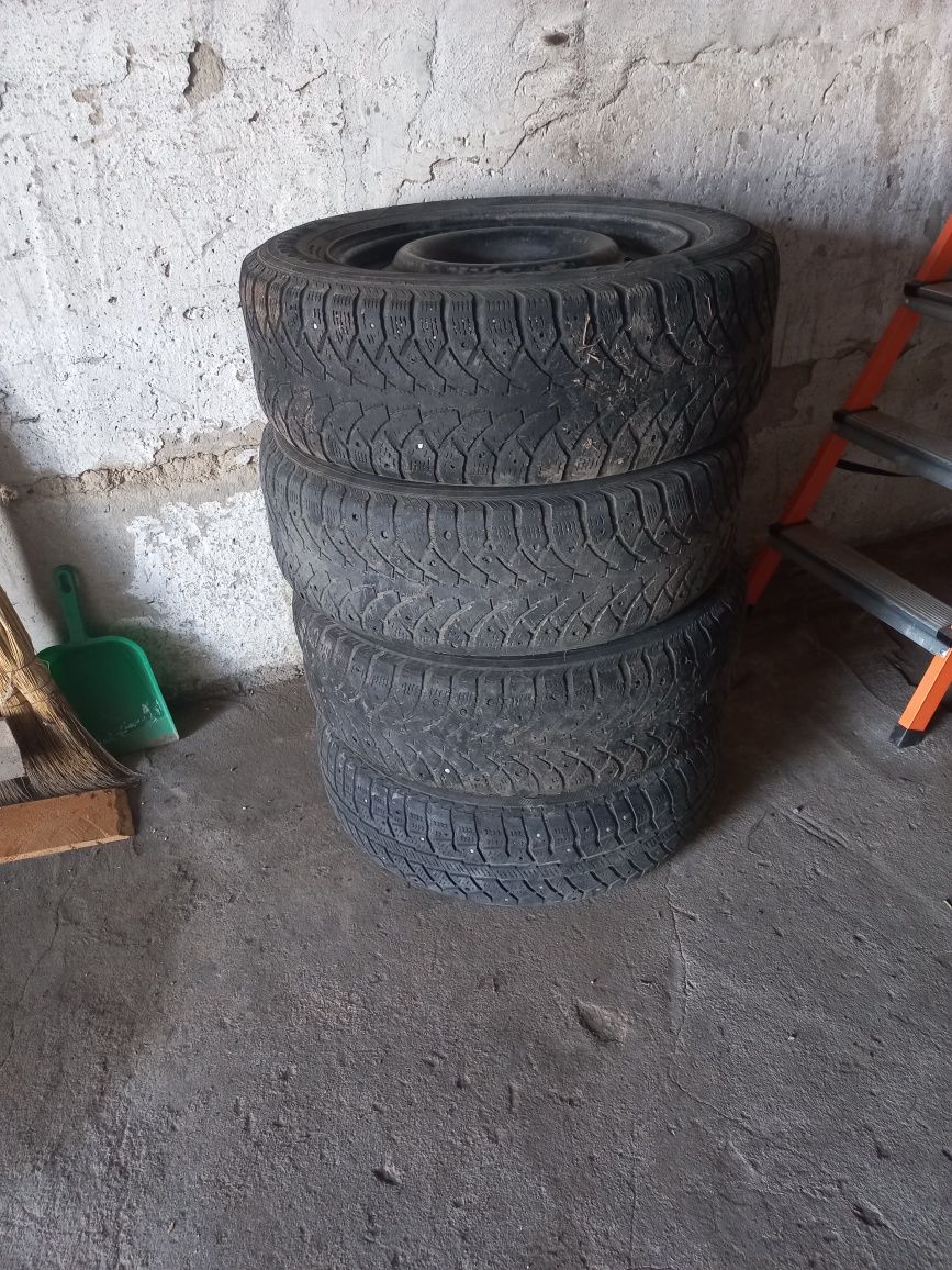 Продам 4 диска с б/у резиной на 15
