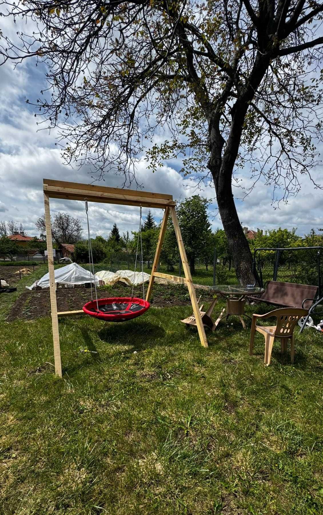 Люлка с дървена конструкция по ваш избор.