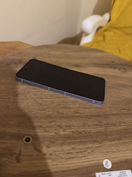 Samsung Galaxy Z Flip 6 – Stare bună, funcționează impecabil