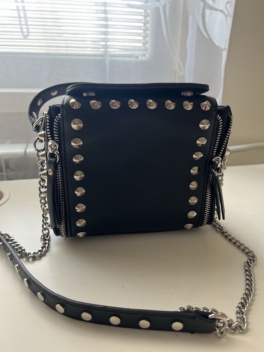 Черна кожена чанта с шипове