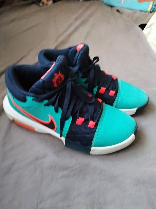 Nike Lebron Witness VIII
Nike Lebron Witness