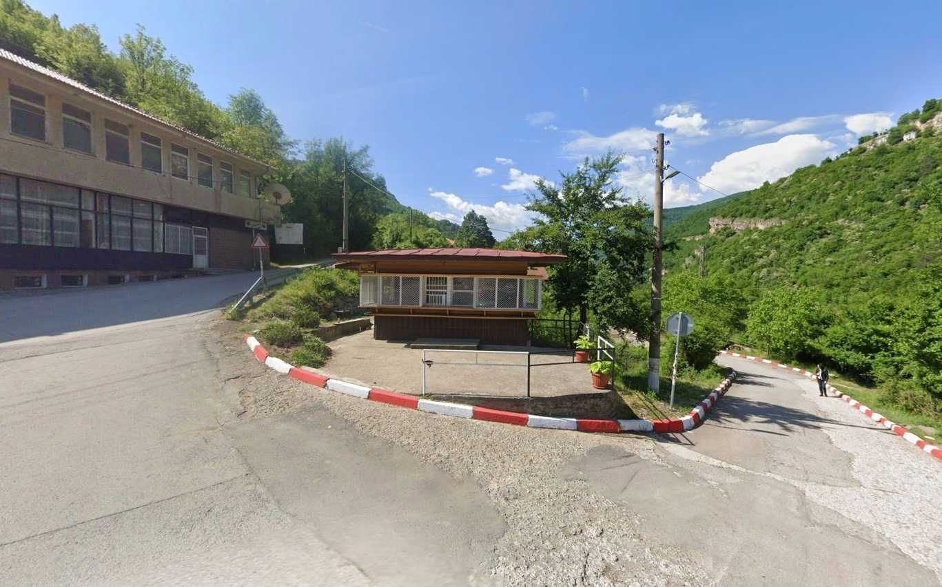 Продавам заведение и парцел 1500кв.м в центъра на Гара Лакатник