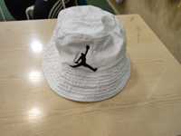 Бяла Jordan шапка идюотка.
