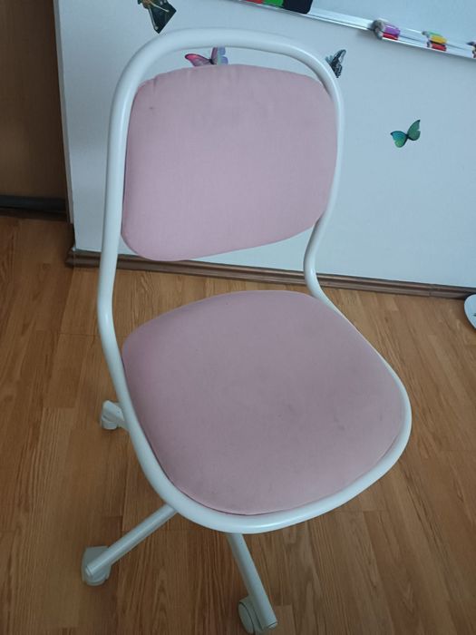 Scaun birou roz .