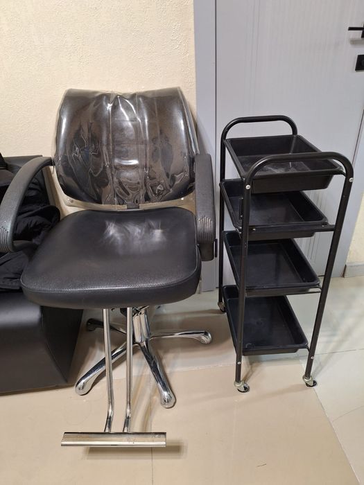 Кресло и помощник для салона красоты