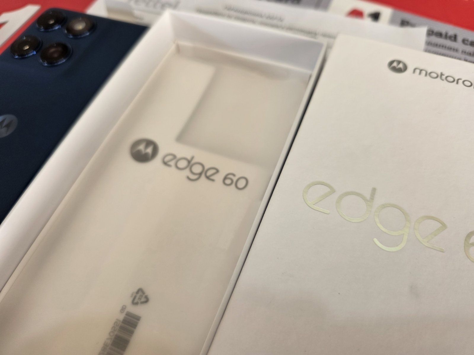 Motorola Moto Edge 60 8/256 , чисто нов , 3 години гаранция