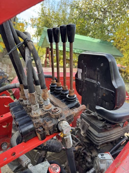 Stivuitor in tirantii tractorului cu bazin si pompa ulei